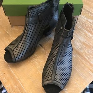 Earth brand ankle booties